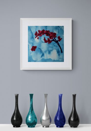 Row_of_colorful_vases_on_shelf